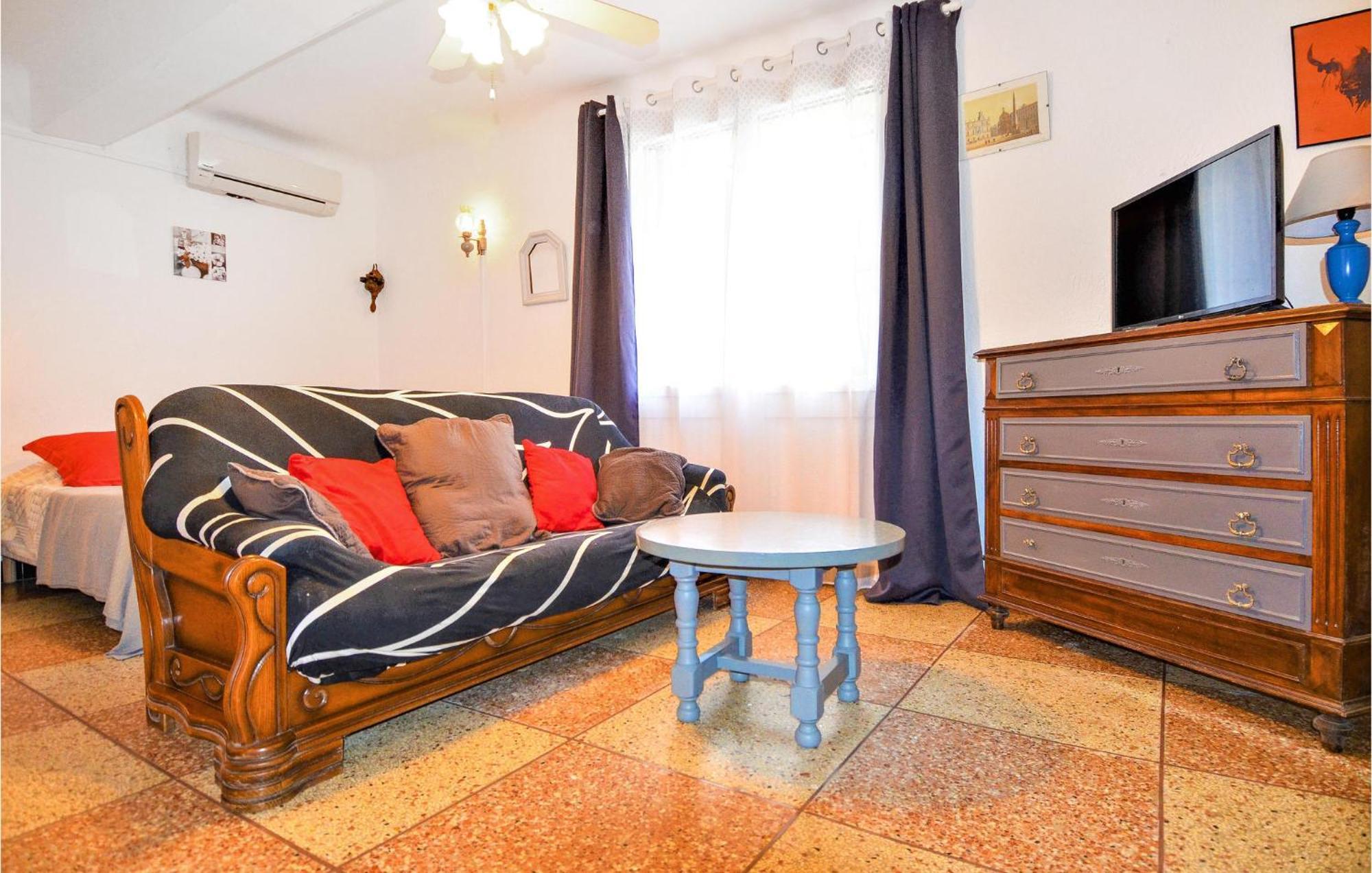 Lovely Home In Arles With Kitchen Экстерьер фото